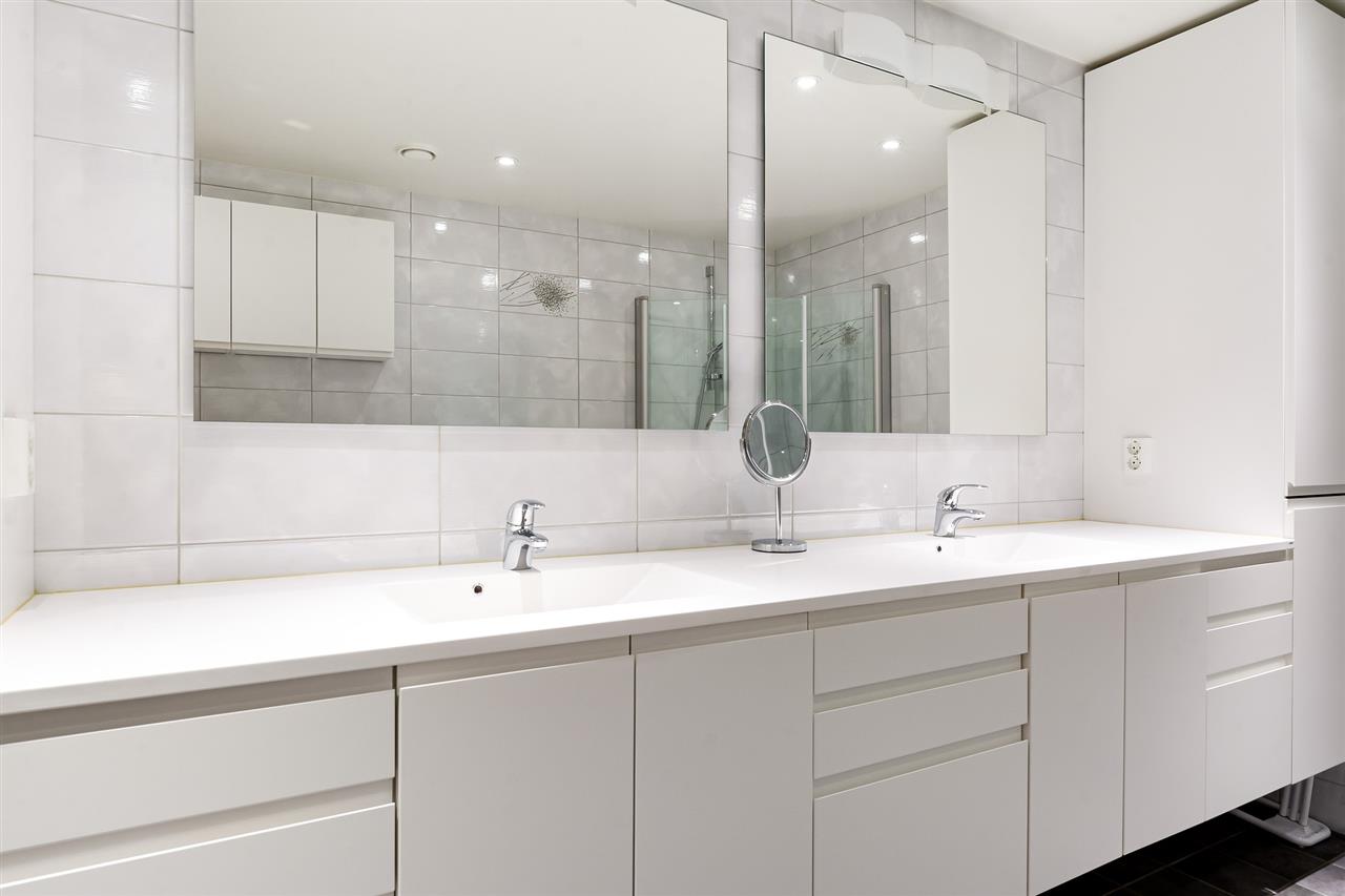 Sådan finder du de rette badeværelsesspejle