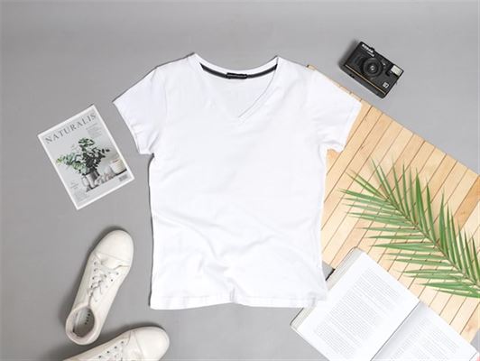 Hvorfor en off white t-shirt er den nyeste trend
