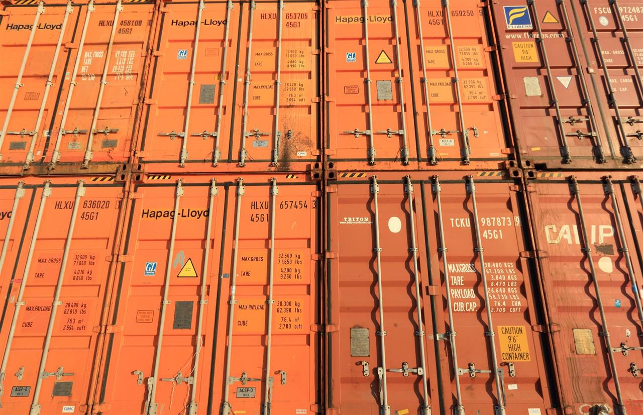 DC-Supply har 8 fods container og toiletcontainer